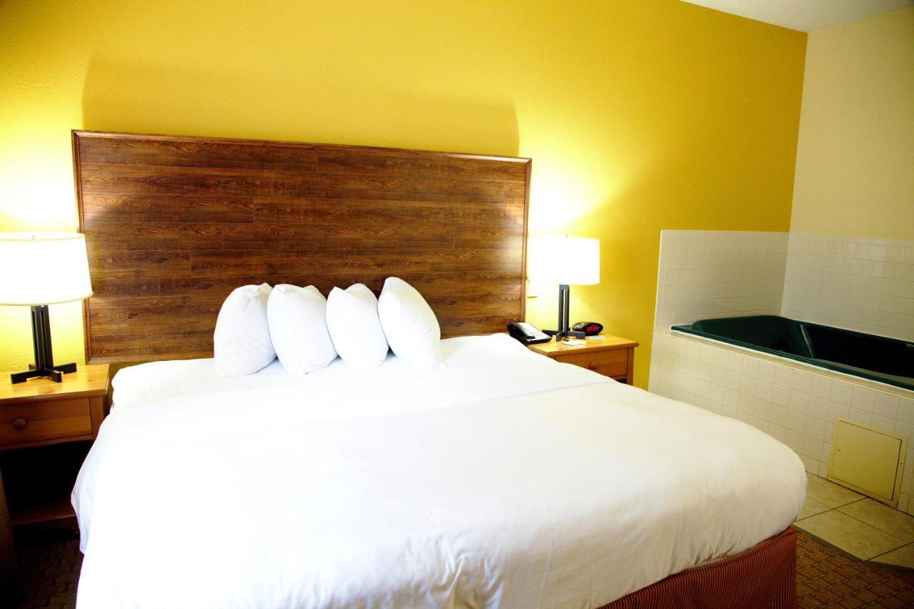 Country & By Radisson Bloomington-normal West, Il 3*
